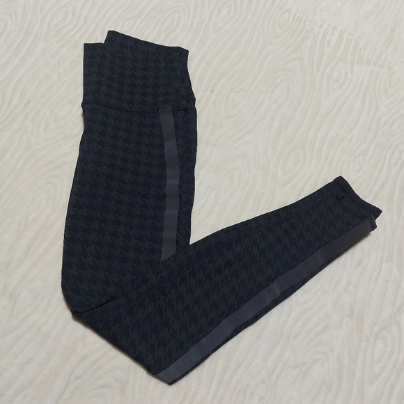 Alo Yoga high rise leggings with Reflective stripes - Picture 9 of 14